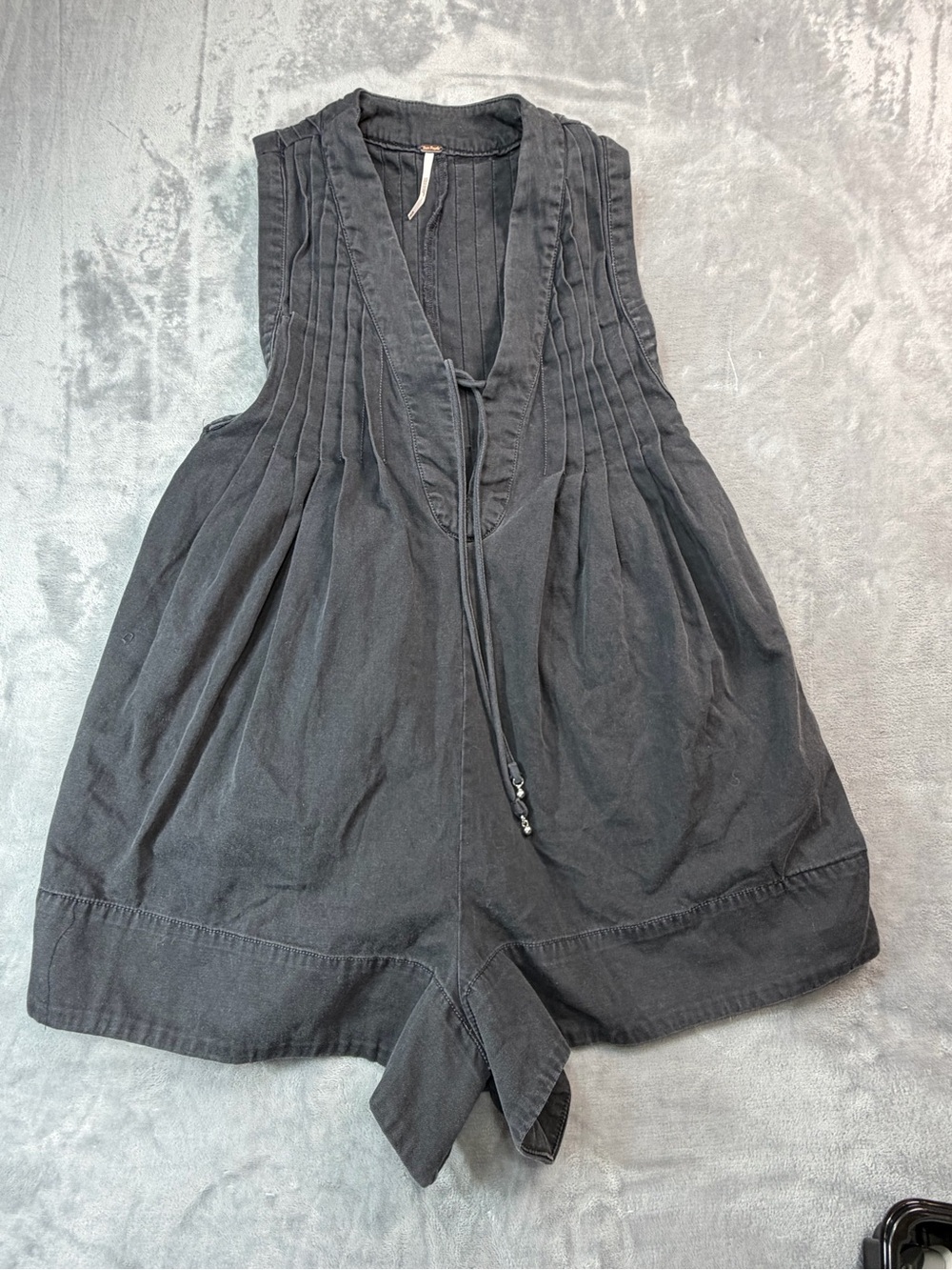 Free People Black Pin-Tuck V-Neck Top Gray cotton Romper Women’s beach Summer XS